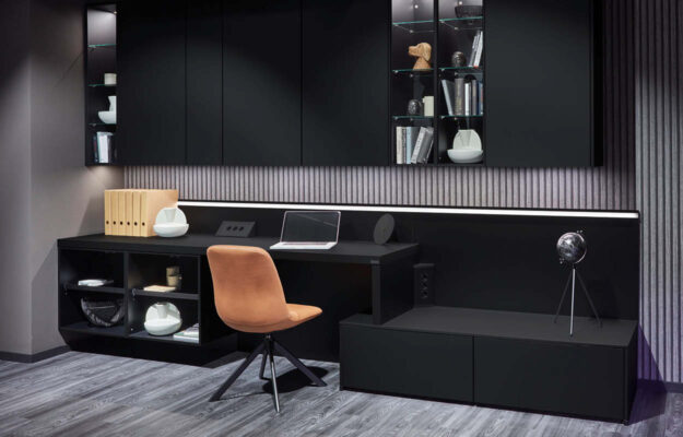 Arbeiotsplatz mit nobilia Möbeln in schwarz gestaltet.