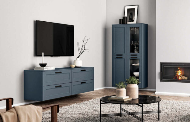 Wohnwand in blau im Landhausstil gestaltet.