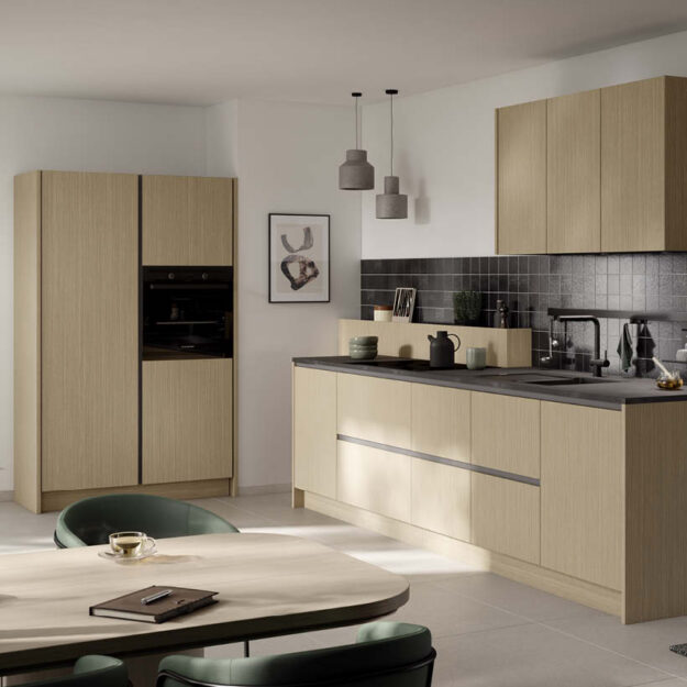 Häcker Küche in heller Holzoptik mit Kochinsel und schwarzen Details, modernes Design mit klaren Strukturen