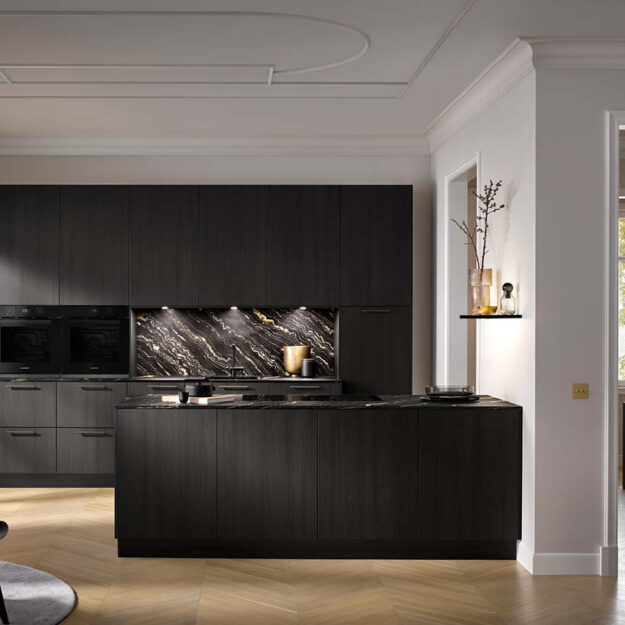 Elegante Häcker Küche in dunklem Holz mit Kochinsel und edler Steinrückwand, luxuriöses und minimalistisches Design