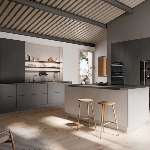 Häcker Küche in Betonoptik und dunklen Fronten mit Kochinsel und Barhockern, modernes Industrial-Design