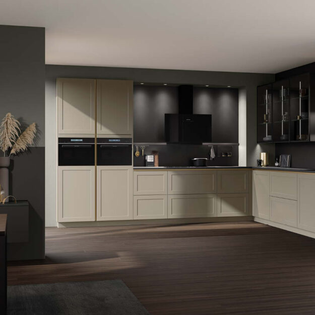 Elegante Häcker Küche im Landhausstil in Beige mit dunkler Arbeitsplatte und integrierten Geräten, stilvolles Lichtkonzept