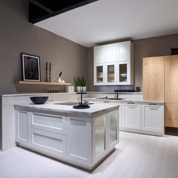 Klassische Häcker Küche in Weiß mit Kochinsel und Holzdetails, zeitloses Design mit klaren Strukturen