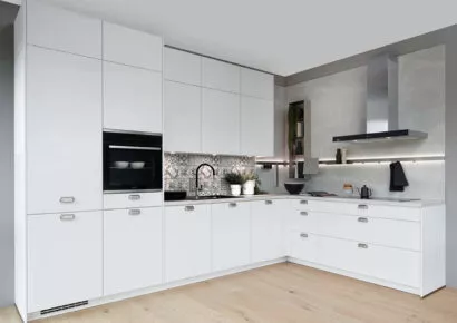 Weiße, klassische L-Küche von nobilia.